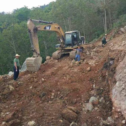 保亭县森林公安局毛瑞林区派出所到金江农场原十四队非法占用林地案发现场的勘查情况