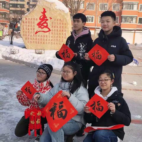 迎春送福写春联 翰墨飘香添年味