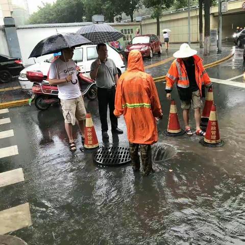 冒雨巡查 保畅通