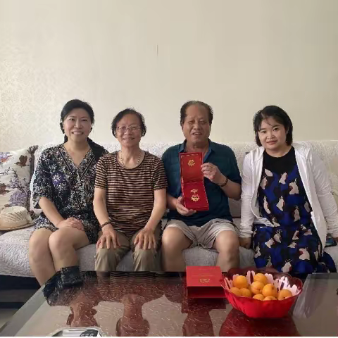 城西社区党委“七一”走访慰问老党员