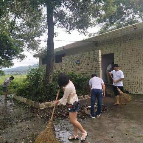 太平里小学教师集体清洁校园，迎接新学期