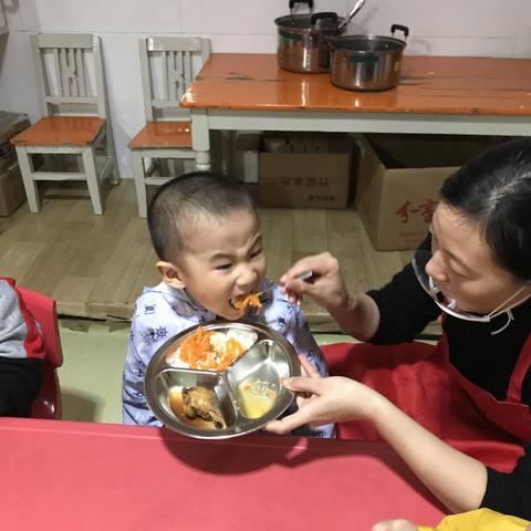 周记走起：孩子的欢笑声、吃饭声、歌声，声声入耳，声声留在我的心田，孩子们棒棒哒表现令我快乐不已