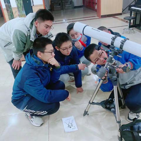 少年的肩应担起清风明月与草长莺飞，少年的眼里应藏下万丈光芒和星辰大海