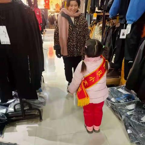 快乐幼儿园“护蛋大行动，用心捂恩情”感恩节小记者采访实践活动