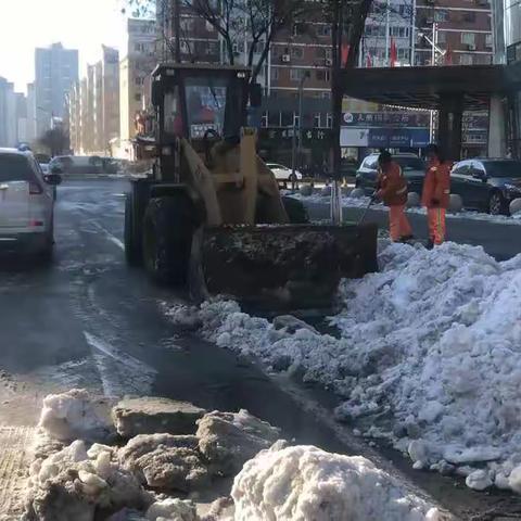 ［平城区环卫服务中心清运二公司］除雪铲冰——成为寒风中一道感动行人的风景线