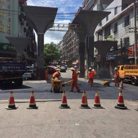烈日下的坚守，酷暑下的感动，可敬的市政工人们，你们辛苦了！
