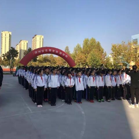 五年级六班安全演练