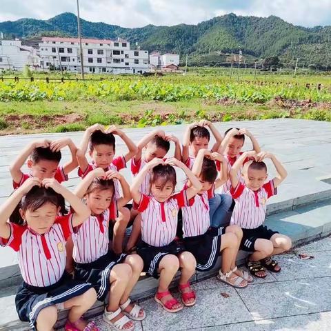 小天使幼儿园毕业照