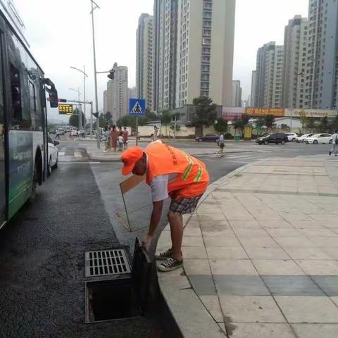 雨中，我们在行动，为早高峰出行保驾护航。