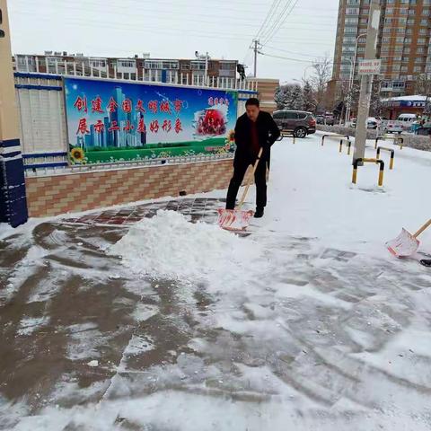 党员做表率   师生扫雪忙