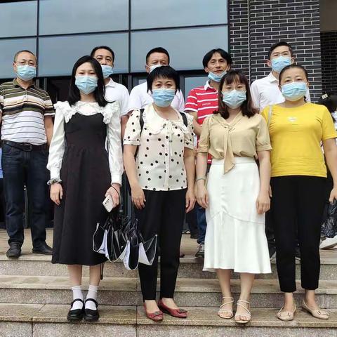 市农科所组织观看《我要去远方》防震减灾教育片活动