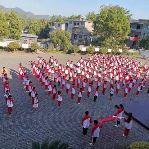 重温入队，争做优秀少先队员———司铺乡中心小学主题队日活动