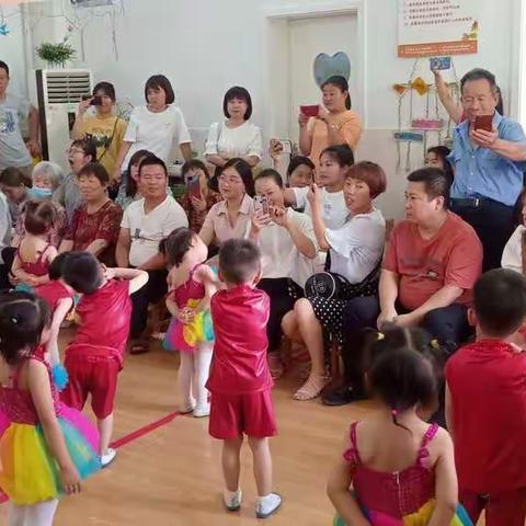 爱心幼儿园小五班家长汇报会