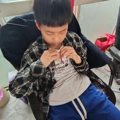 【实小娃爱劳动】专心致志出精品——制作小布袋