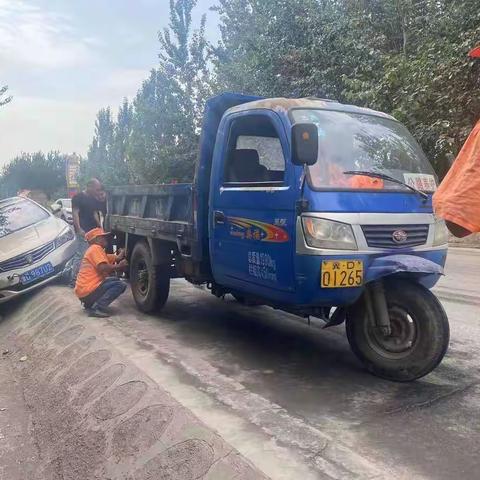 路上遇车侧翻  暖心交通施救