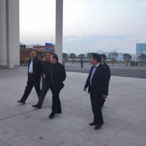 王峰、张平亮在县政府县长肖凌秋的陪同下位临荧屏小学指导工作！