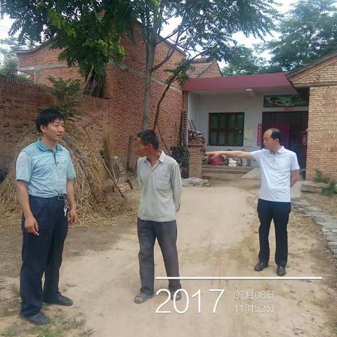 工业局党委书记、局长刘广林深入到包抓苏家村入户宣传扶贫政策，检查户容户貌，环境卫生整治。