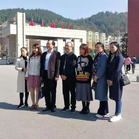 国培研修情意深，               麓山酉水携手行