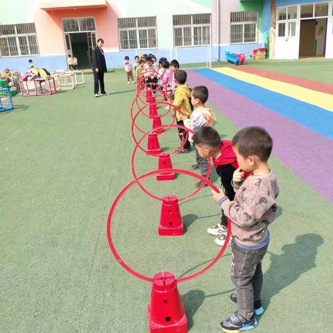 梁堂镇中心幼儿园 小班 体能 老鼠🐭钻洞