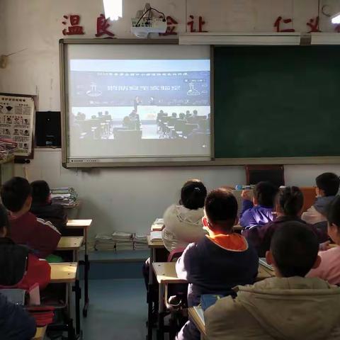 建国路小学四年四班观看“消防安全第一课”