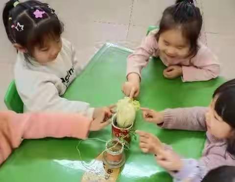 小手添新绿，春意入园来----唐钱楼幼儿园小班植树节主题活动