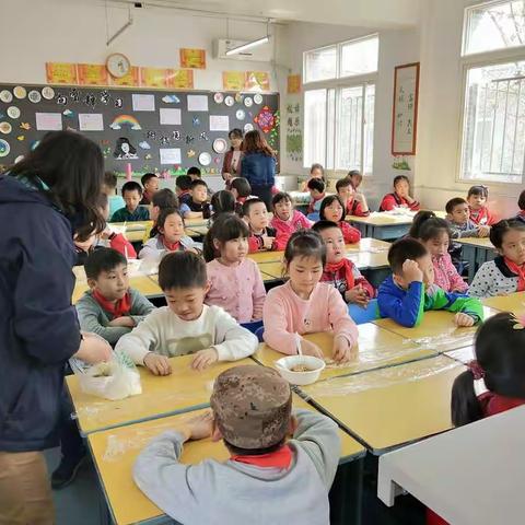 小雁塔小学二年级一班包饺子活动