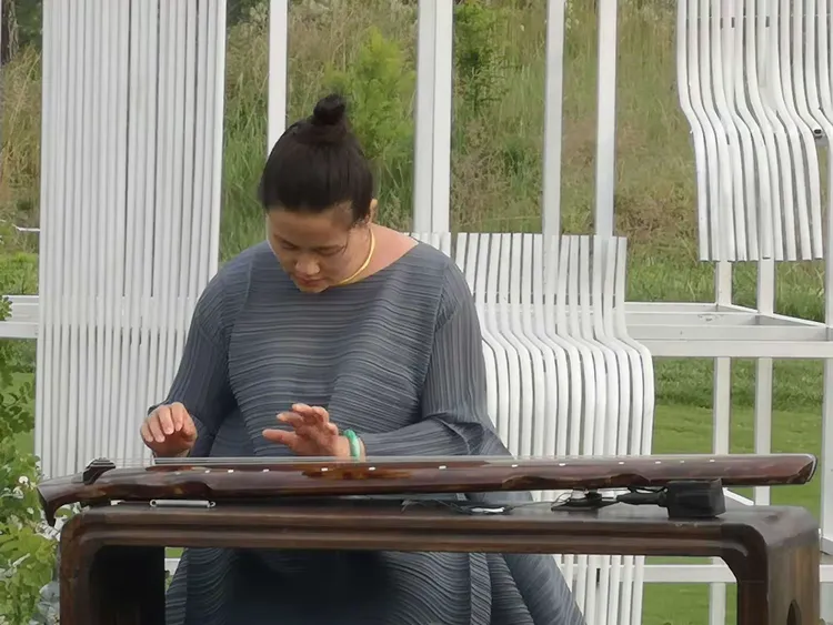 巫娜最为大众乐迷所知的身份是窦唯的古琴老师,但其实在此之前,她早已