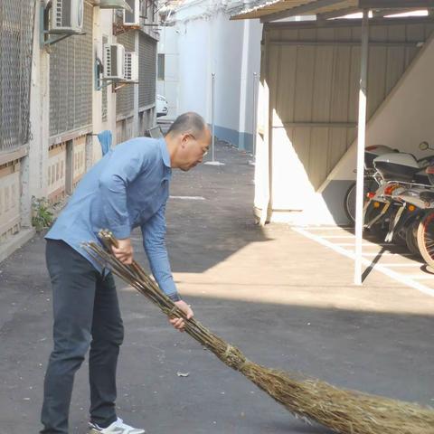 人行钟祥支行与湖北银行钟祥支行联合开展小区环境卫生大扫除活动