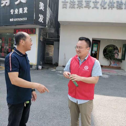 人行钟祥市支行开展送“清凉”慰问活动