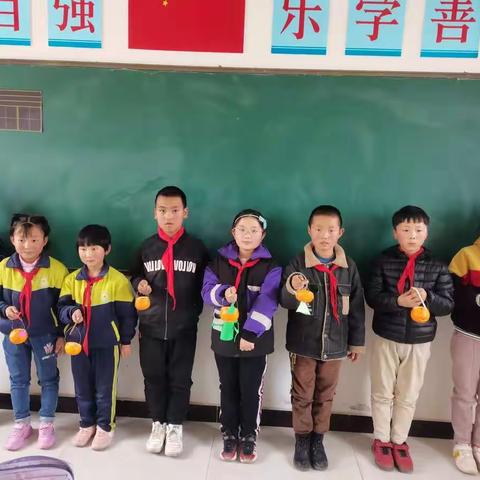四年级（1）班小桔灯制作课
