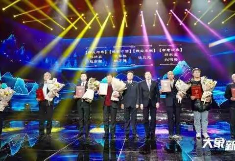 瓦岗中学全体师生观看德耀中原颁奖仪式
