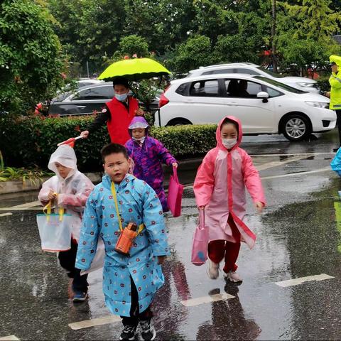 用心守护，用爱护航——十五小孔明路校区三四班家长志愿者活动掠影