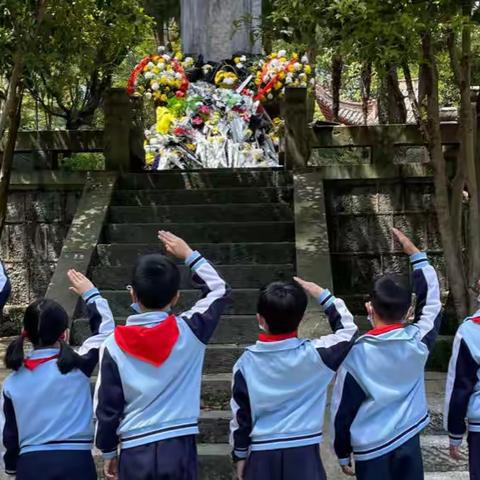 鲜花祭英烈,春风送哀思