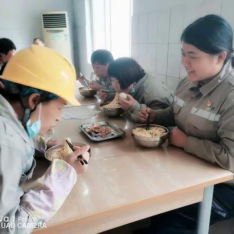 漯河面业生产党小组开展“党员亮身份 结对新员工”活动