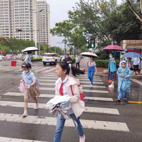 护学有爱，风雨无阻—二年级三班家长护学执勤