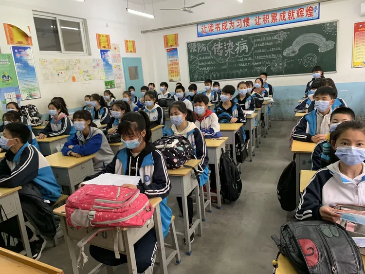 集贤中学八年级二班2020年开学第一课新冠肺炎防控教育主题班会微课