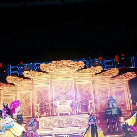 我和奶奶看大戏