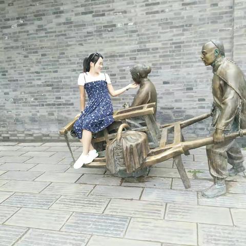 只怕心老，不怕路长。爱是真！