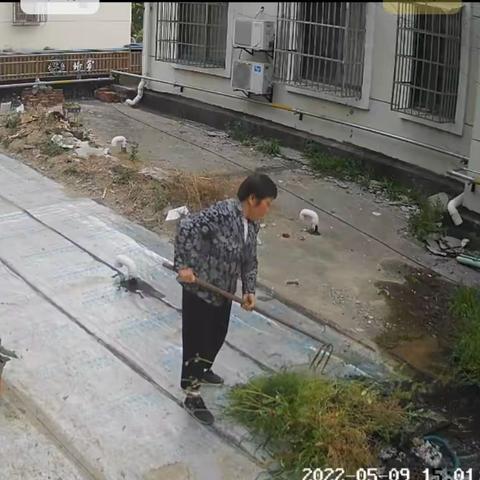 仗着儿子在公安局，前栋到后栋不打招呼砸花池花盆推倒晾衣杆，还有说理的地方吗？