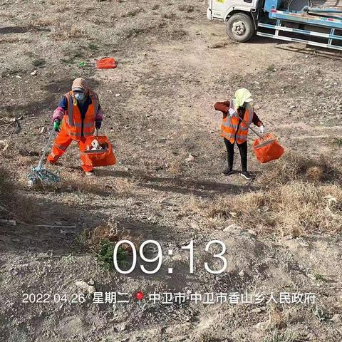 环卫工顶风捡拾垃圾，道路保洁不停歇