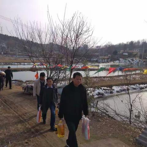 和孝营示范社区创建帮扶单位（市人社局、市公积金中心、市医保中心）来我社区慰问五保户及贫困农户。