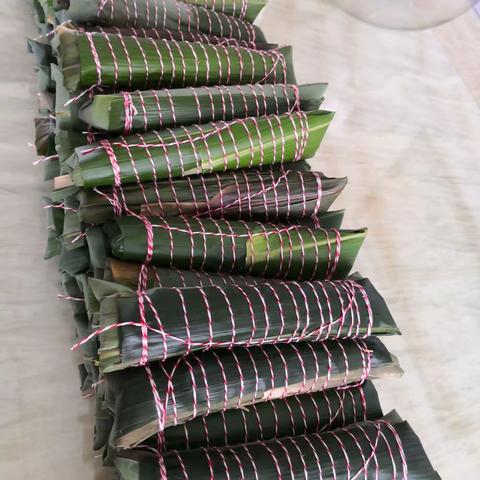 艾叶菖蒲纳百福，粽子飘香迎端午。