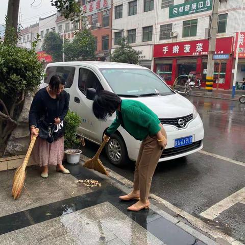 周至县城建档案馆利用周末开展扶贫和卫生大清扫