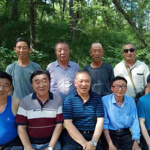 同学梅河口，东丰南山坡相聚留念。