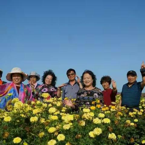 2017年8月22日同学西城区小聚，班长女儿为我们拍照。开心，愉快的一天。天天开心快乐！