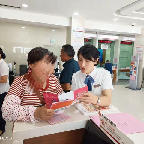 青岛农商银行西海岸分行铁山支行积极开展“金融知识普及月，金融知识进万家”活动。