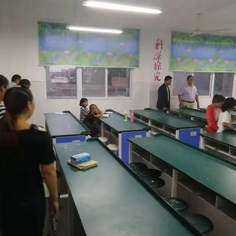 各村领导在教师节慰问河窑新村全体教师