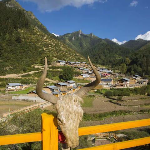 扎尕那是位于甘肃省甘南藏族自治州迭部县西北30余公里处的益哇乡的一座古城，藏语意为“石匣子”。