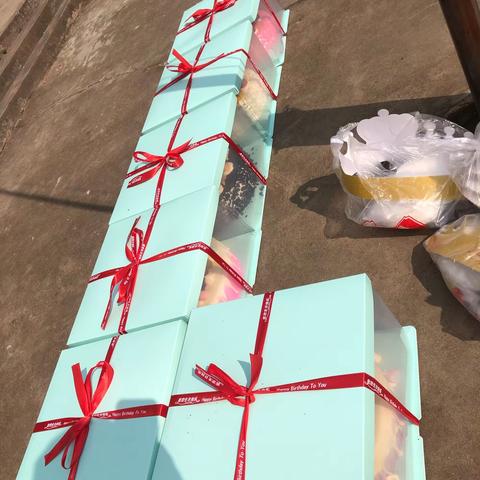 感恩教育：集体生日会，温暖留守儿童心。