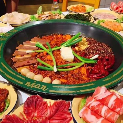 复古亲民，穿越回八九十年代，从旧时光走来，还原成都的市井之味，城市日新月异，而有拈头常葆初心。